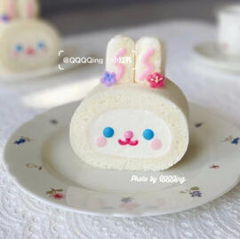 Bizcochito de vainilla con merengue de vainilla y una poca de buttercream de colores para la carita y detalles. $10.