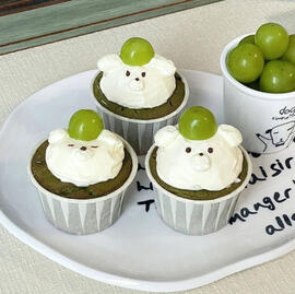 Ositos con gorritas de uvas verdes, masita con sabor a matcha y merengue de vainilla. 3X $15.