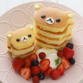 Ositos esponjositos con frutas de estacion con algo de mielcita y mantequilla al gusto. $22.