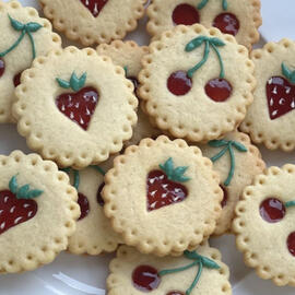 Galletitas de vainilla con mermelada de fresa en el centro y chocolate blanco. 12X $16.